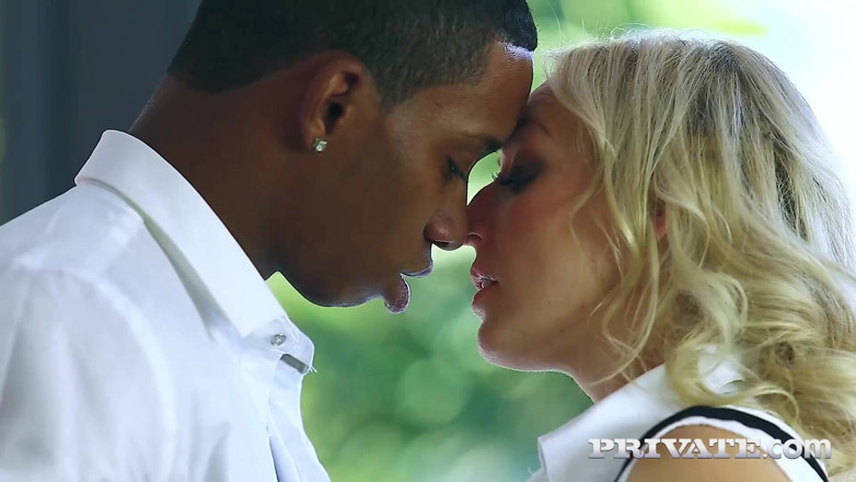 PrivateBlack: Amber Deen pakt haar allereerste interraciale ervaring aan