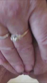 Primo Piano Di Un Sex Toy Vibratore Che Geme Orgasmando Sulla Figa E Sul Clitoride Rosa Aperti