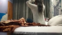 Sună singură acasă cu iubitul care vine să mă fută