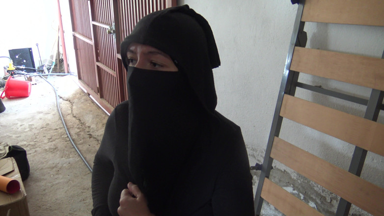 Souzan Halabi: Une réfugiée syrienne laisse un vieux Allemand lui baiser sa...