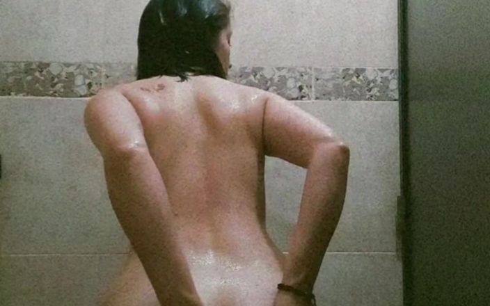 Eliza White: Viens me baiser sous la douche