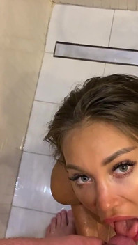 Monika Fox lamiendo, chupando y recibió una bocanada de orina en la ducha
