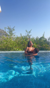 Untreu Zu Meinem Mann Mit Der Riesigen Nachbarin Yasmina Khan Im Pool
