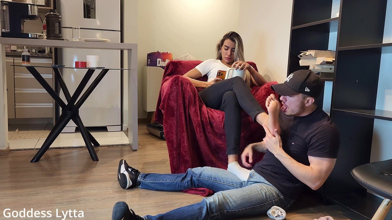 Queen Lytta ballbusting and cum lick: Bohyně Lytta požaduje, aby kamarádka uctíval její nohy a honila...