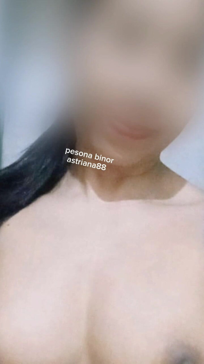 Astriana88: J.j. Herlina đang khoe hàng bự của cô ấy