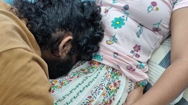 Vaigavarun45: Presse à nichons avec léchage de chatte, romance en jupe