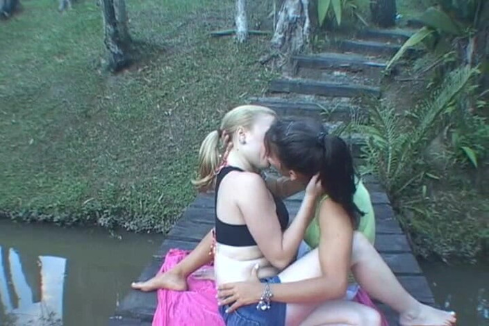 FetishKing: レズビアンの熱いセクシーキスマラソン