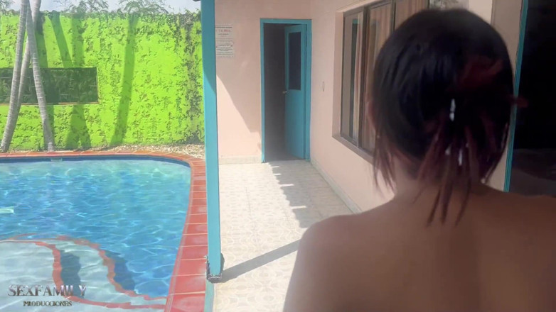 Titsbig: Hintli üvey kız kardeşimi orgazm olana kadar bütün gün sikişmek için...