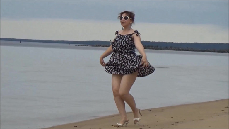 RedRoseRus: Red Rose - Culo grosso sulla spiaggia