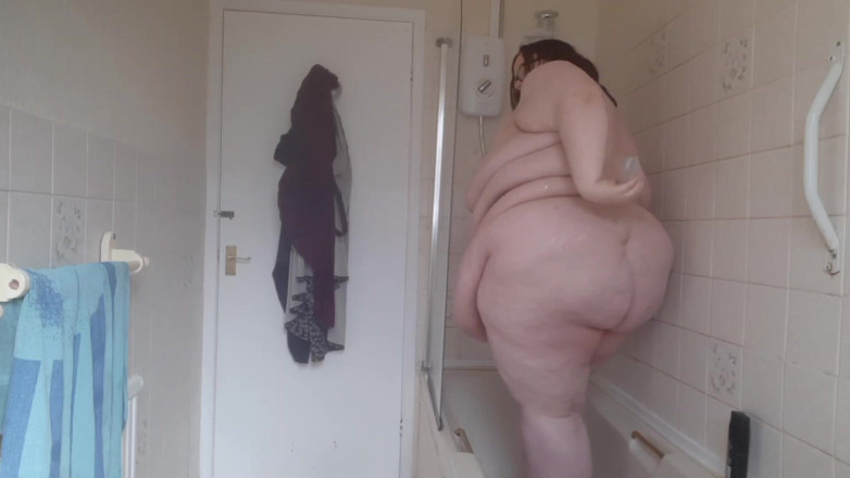 SSBBWLadyBrads: SSBBW covered in baby oil in shower