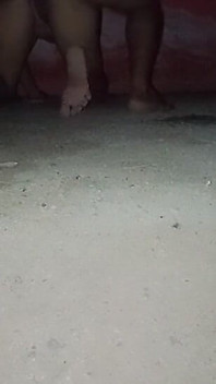 Mi mujer y yo en una casa abandonada por la noche