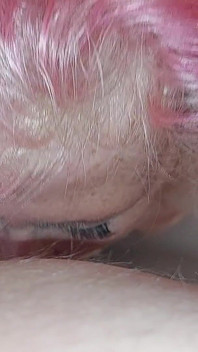 거품 욕조에서 욱신거리는 자지를 쓰다듬는 미시 Tgirl 클라이맥스