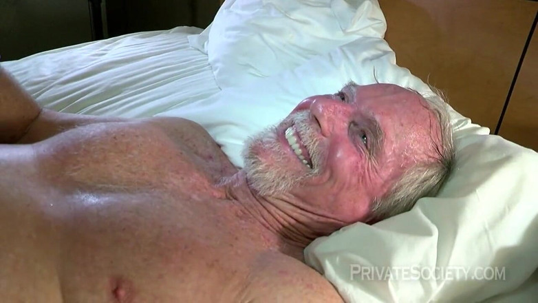 Private Society: Nigdy nie odpuszuj seksu w jego wieku