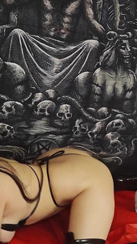 Satanic Witch membuatkan awak mengongkeknya dan memancut ke dalam pepeknya