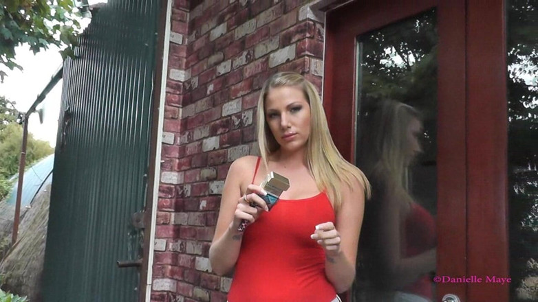 Danielle Maye: Fag Break