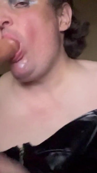 Żałosne Krzyż Opatrunek Maminsynek Dziwka Trisha Trash Wypełnia Jej Tyłek Wtyczką I Ssie Ogromny Dildo, aż Spuści