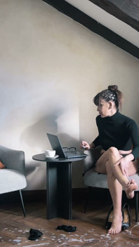 Nękanie koguta zdzirowatą asystentką