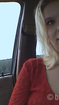 Doce Jessi chupando pau em um estacionamento