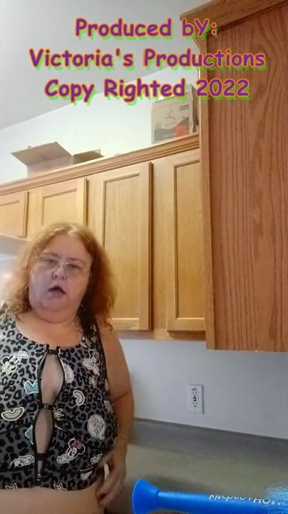 BBW nurse Vicki adventures with friends: 汗まみれの掃除の女の子BBW成熟した看護師ヴィッキー