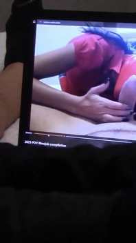 Hadiah untuk penggemarku: ngocok kontolku pakai sarung tangan, sambil nonton videoku, sampai aku crot banyak banget