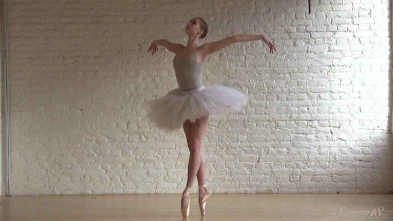 Stunning18: Ballerina Exercising