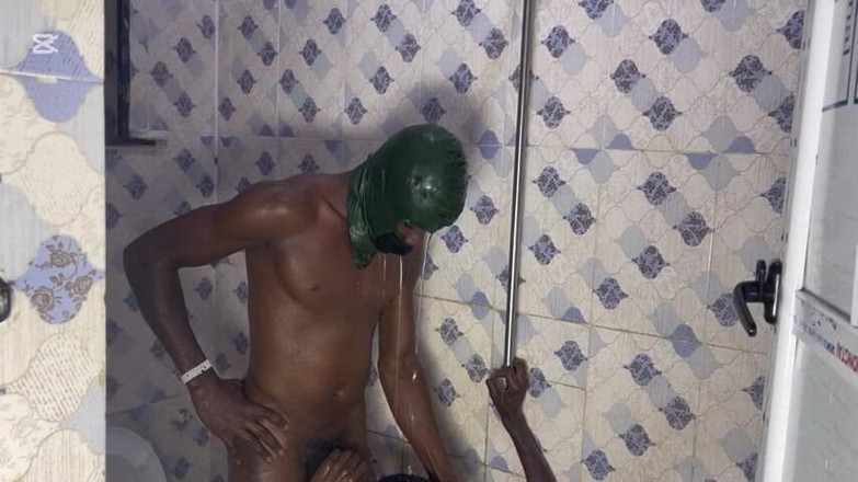 Thelittle_brown: Non mi avrebbe permesso di fare il bagno così l'abbiamo...