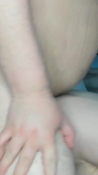 她被她的男朋友操，他射在她的阴户里