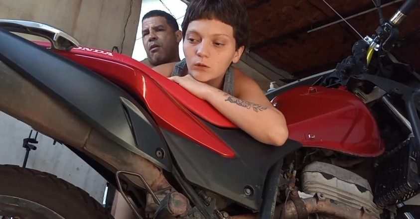 Sapatinha: I Had the Dyke Suck Me off in the Garage...