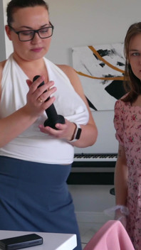 Dans les coulisses ! Réel, les actrices porno hardcore sont toujours excitées et prêtes à baiser !