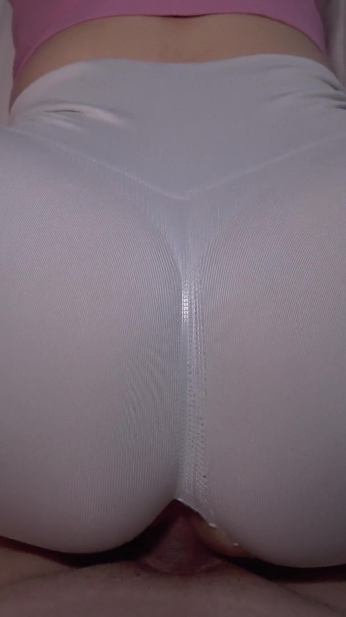 LilyKoti: Est-ce que mon cul a l’air joli dans cette tenue ? -...