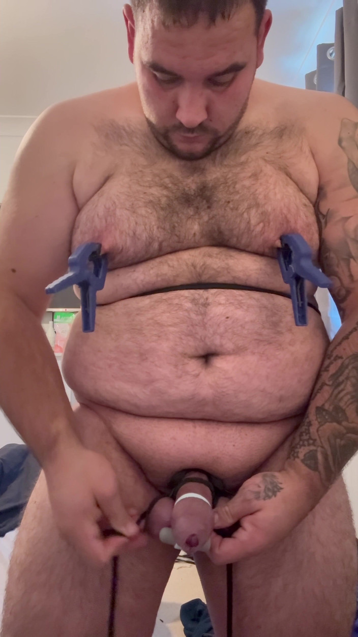 Shaun Cbt: Bondage di un grosso cazzo con morsetti per capezzoli