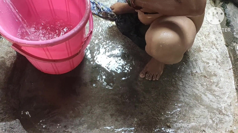 Anita yadav: 밖에서 누군가가 바비지가 목욕하는 것을 보았습니다.