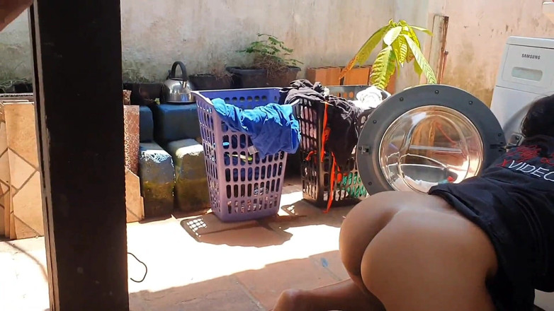 Paty Bumbum: Sono rimasto bloccato in lavatrice il mio figliastro cazzo nero...