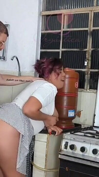 Follando a mi amigo lesbiana que lavaba los platos