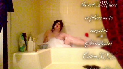 Keirra and Leo: Hot BBW smoking in the tub