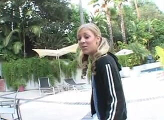 Cryptostudios: Blondes teen mit zahnspange und geschwollenen brustwarzen reitet ihren ersten...