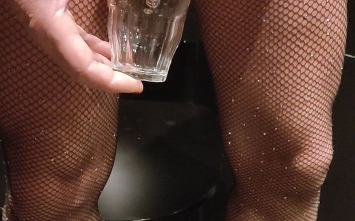Ashlie: Maricas quer beber e a amante permite que ele faça...