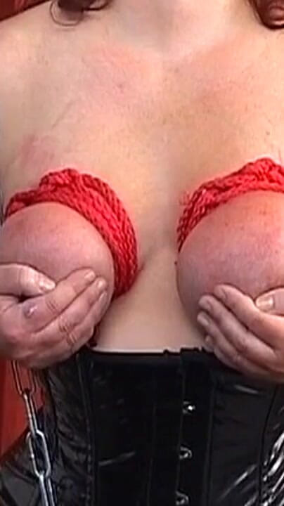 Bangora clips: Matură sexy roșcată înlănțuită suportă ceară fierbinte de lumânare