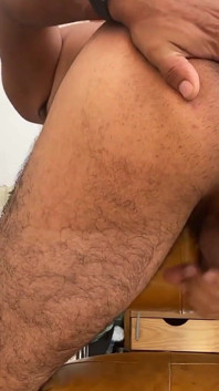ノンケの男は、犯されるのを空想しながら絶頂します