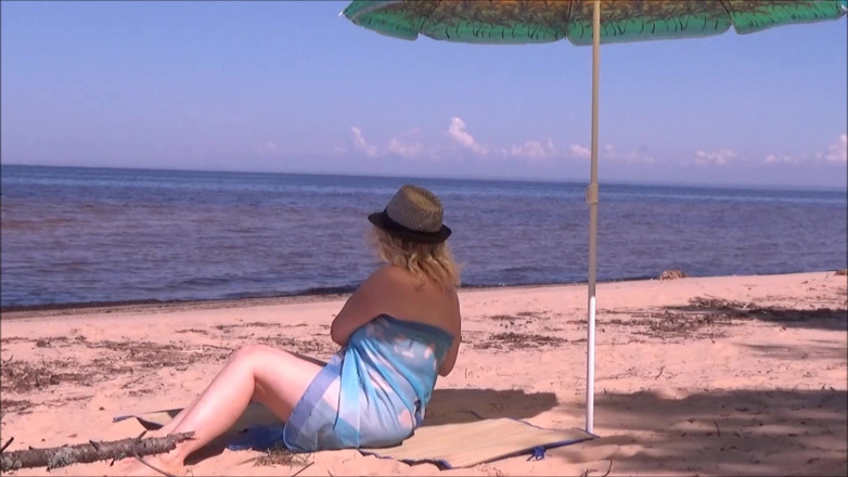 Lady Rose pee pee: Golden Rain 61-pee in Beach.