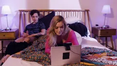 Pornotijd - cammeisje Anny Aurora betrapt stiefbroers vriendje op zoek en neukt hem op camera!