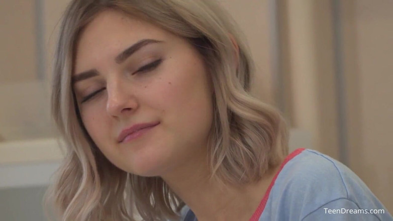 Teen Dreams: 18 yaşındaki Eva sütüyle mastürbasyon yapıyor