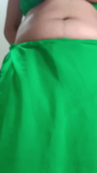 Bhabhi beschmierte kuchen auf schwanz und leckte ihn und reite dann ihren devar