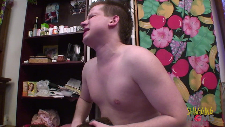 Shagging Stepmoms: Mladý chlap šuká kouřící sexy hnědovlasou zralou kočičku