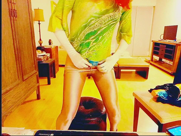 Tammy sissy slave: Tammysissy ช่วยตัวเองและเล่นกับฉี่ของเธอ
