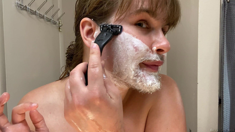 Brooke Casey: Prima dată când îmi rad părul facial