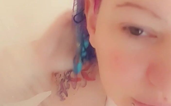 Livie Blainn: Dùng các ứng dụng cho bạn thân tắm vòi hoa sen
