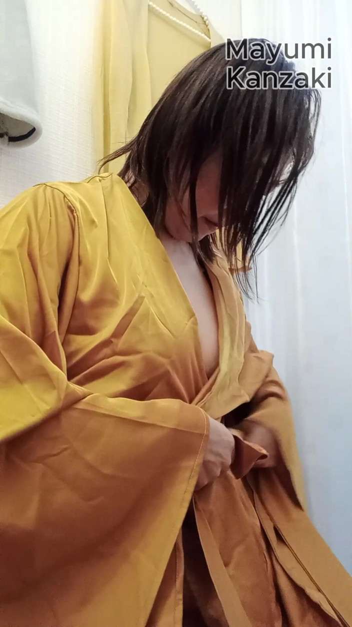 Mayumi Kanzaki: Fotoğraf Stüdyosunda Bekleme Odasında Kıyafet Değiştirmek