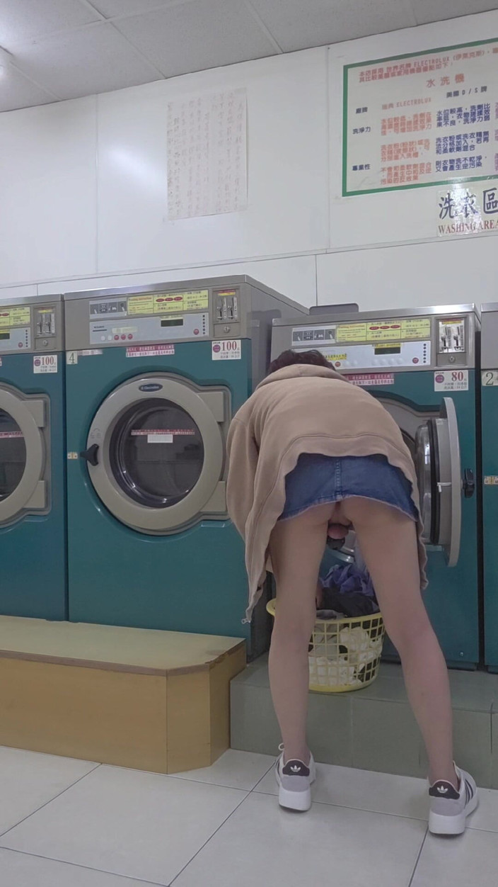 Taiwancdgirl: Ibu palsu Tingxuan difoto di bilik dobi dari belakang tanpa...