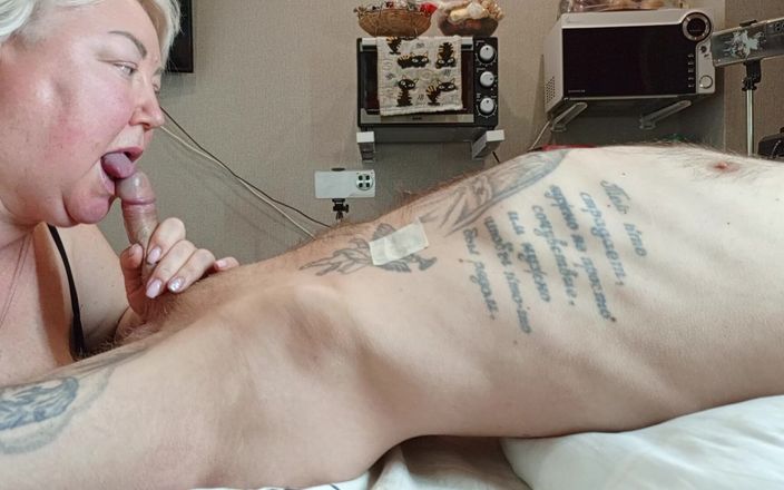 Zona901: Stiefmoeder geeft een diepe keel pijpbeurt en slikt dik sperma